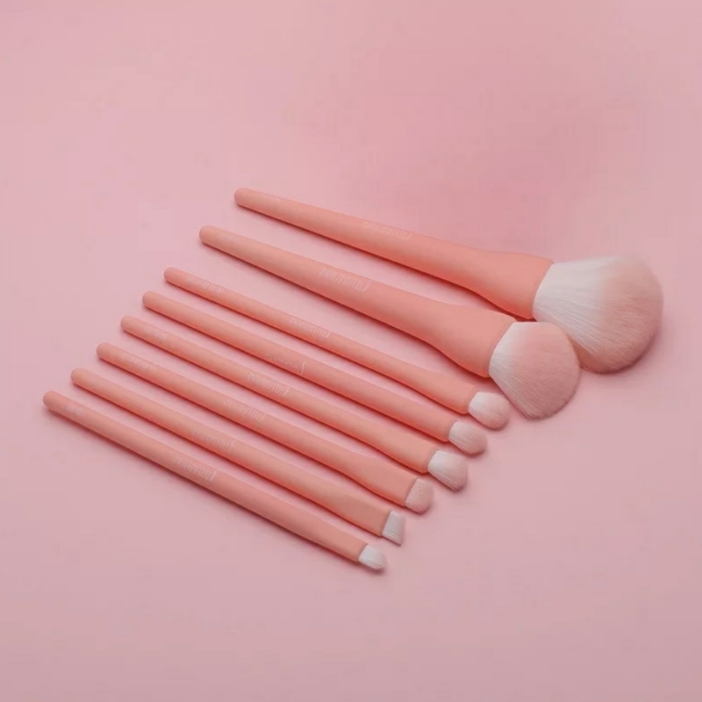 ROSÉ Glow 8-Piece Vegan Makeup Brush Set - Picture 4 of 7